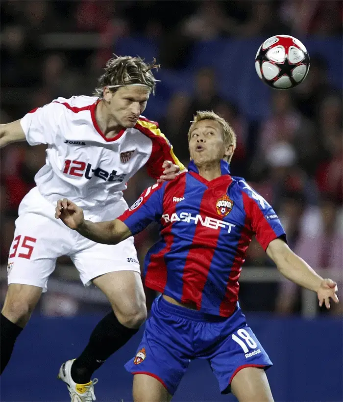 שחקן צסק"א מוסקבה, קייסוקה הונדה, מול שחקן סביליה, מריוס סטנקביצ'יוס