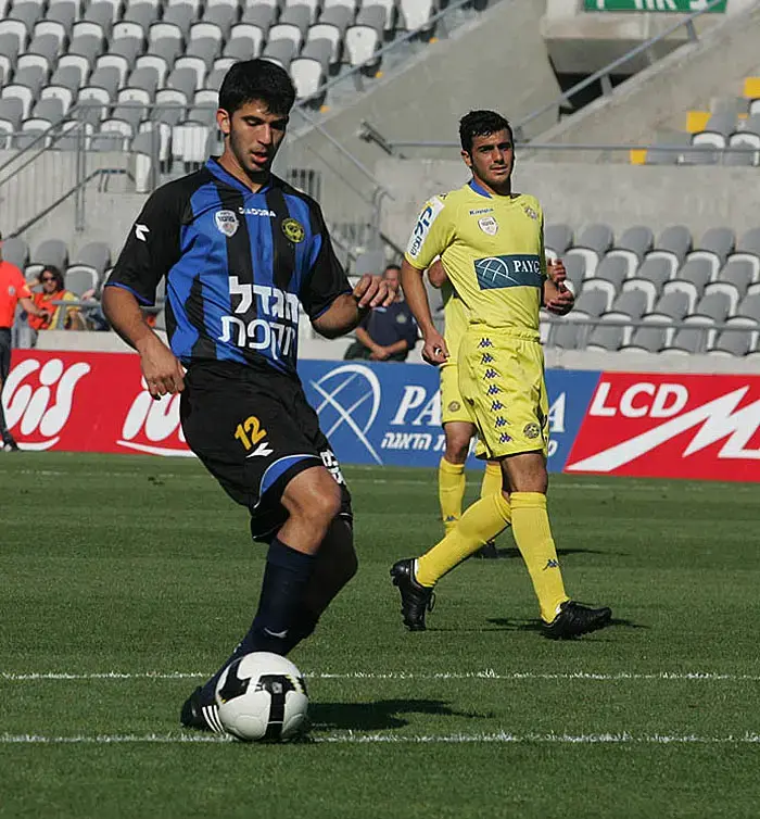 אוראל דגני שחקן מכבי נתניה לפני יוסי שבחון שחקן מכבי תל אביב