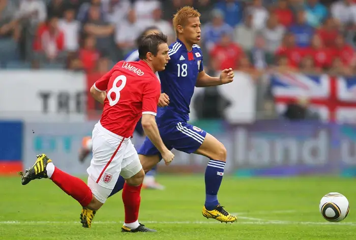 שחקן נבחרת יפן, קייסוקי הונדה, מול שחקן נבחרת אנגליה, פרנק למפארד