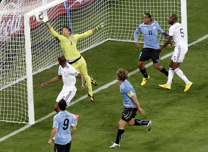 שוער אורוגוואי פרננדו מוסלרה הודף כדור מהחיבורים