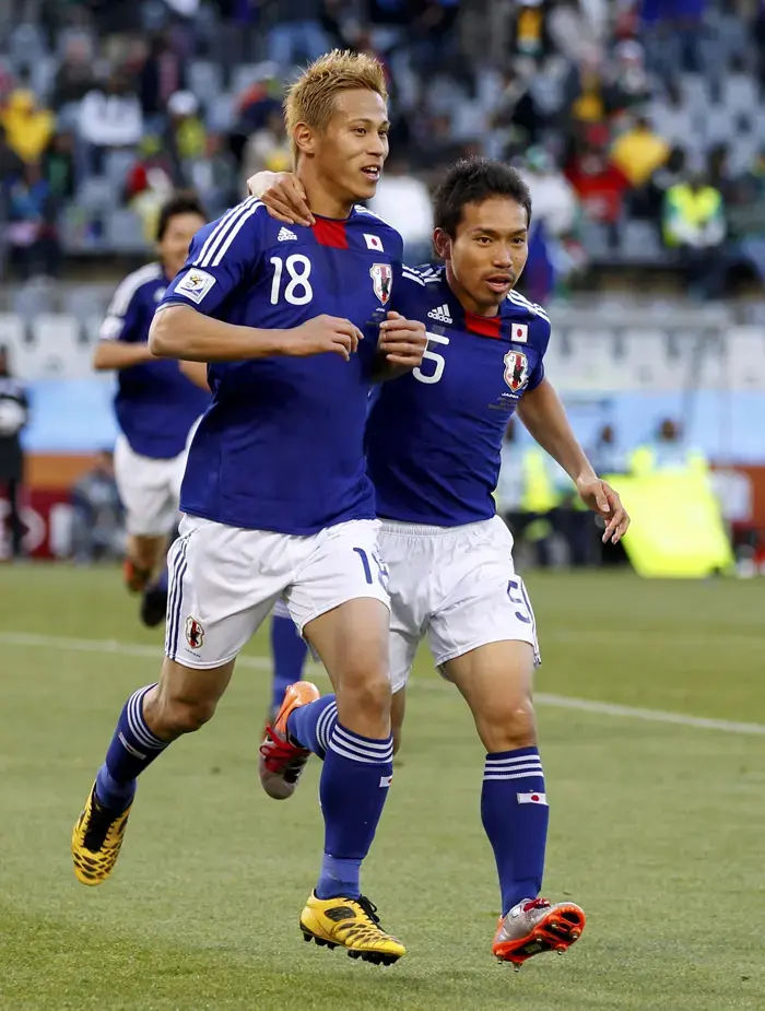 קייסוקה הונדה ו-יוטו נגאטומו שחקני יפן חוגגים