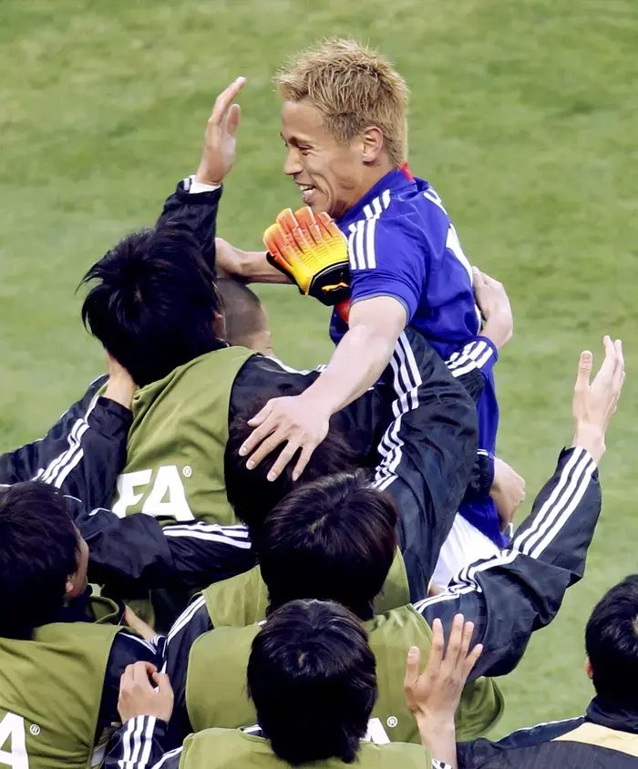 קייסוקה הונדה חלוץ יפן חוגג עם שחקני הספסל