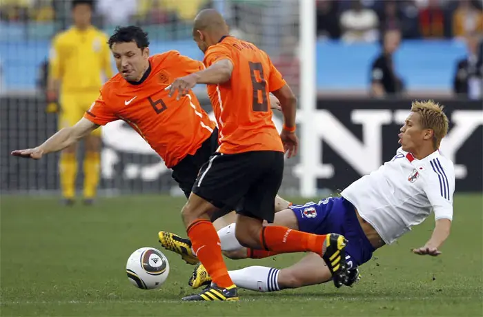 קייסוקה הונדה שחקן נבחרת קנדה במאבק עם נייג'ל דה יונג ועם מארק ואן בומל