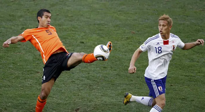 שחקן נבחרת יפן קייסוקה הונדה מול שחקן נבחרת הולנד ג'ובאני ואן ברונקהורסט