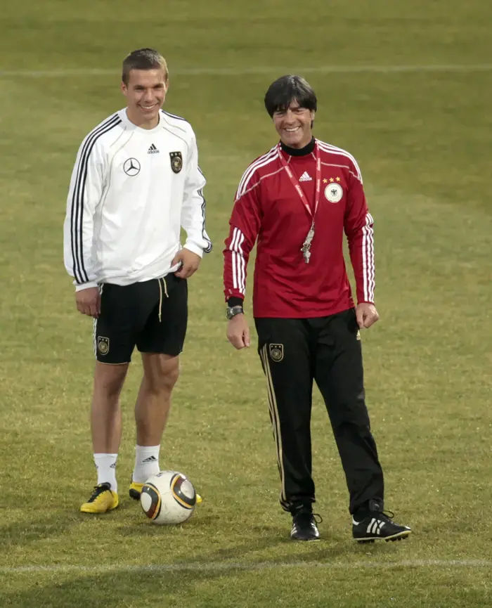 יואכים לב מאמן נבחרת גרמניה עם החלוץ לוקאס פודולסקי