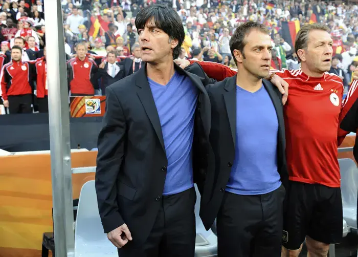 מאמן נבחרת גרמניה יואכים לב. מצד ימין מאמן השוערים אנדראס קפקה