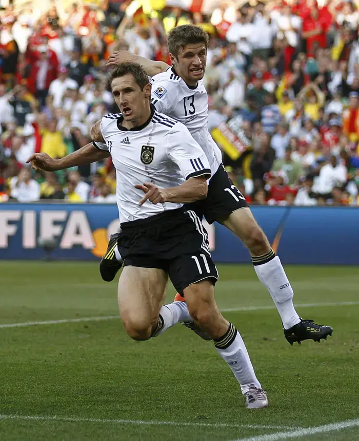 שחקני נבחרת גרמניה תומאס מולר עם מירוסלב קלוזה