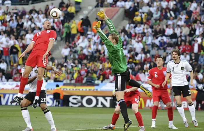 שחקן נבחרת אנגליה מתיו אפסון כובש מול שוער נבחרת גרמניה מנואל נוייר