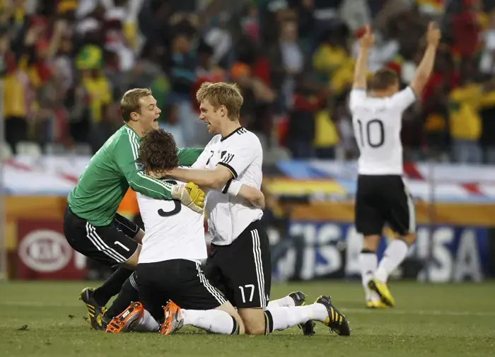 שחקן נבחרת גרמניה פר מרטסאקר עם השוער מנואל נוייר