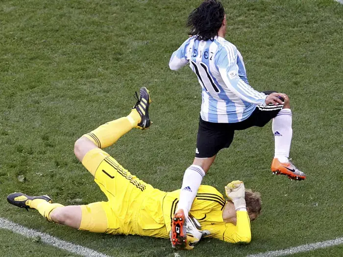 שוער נבחרת גרמניה מנואל נוייר מול שחקן נבחרת ארגנטינה קרלוס טבז