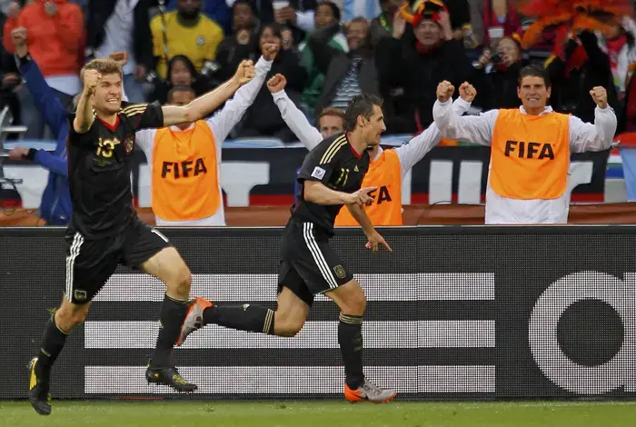 שחקני נבחרת גרמניה מירוסלב קלוזה עם תומאס מולר