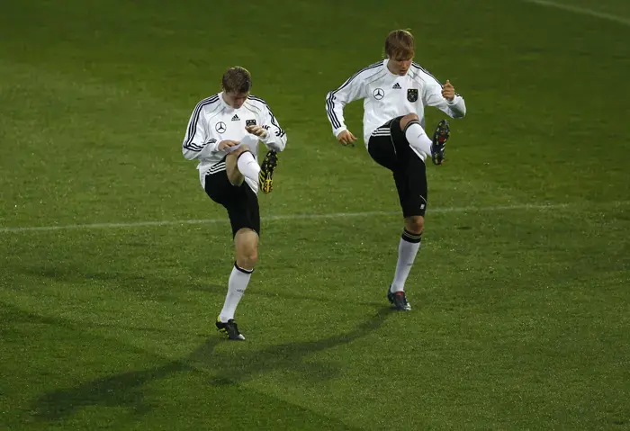 טוני קרוס והולגר באדשטובר (ימין) שחקני נבחרת גרמניה באימון