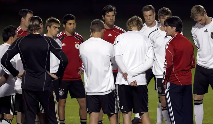 מאמן נבחרת גרמניה יואכים לב מדבר עם שחקניו באימון