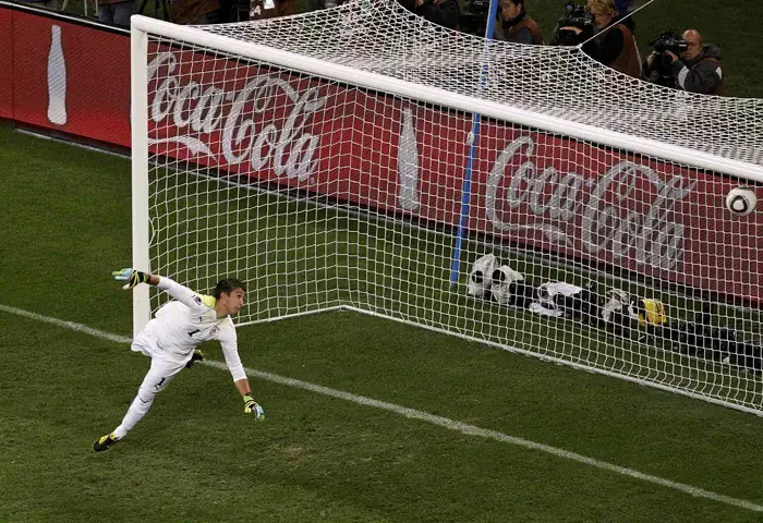 פרננדו מוסלרה שוער נבחרת אורוגוואי רואה את הכדור חודר לשערו