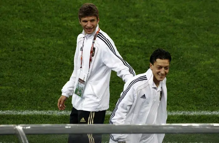 שחקני נבחרת גרמניה מסוט אוזיל עם תומאס מולר