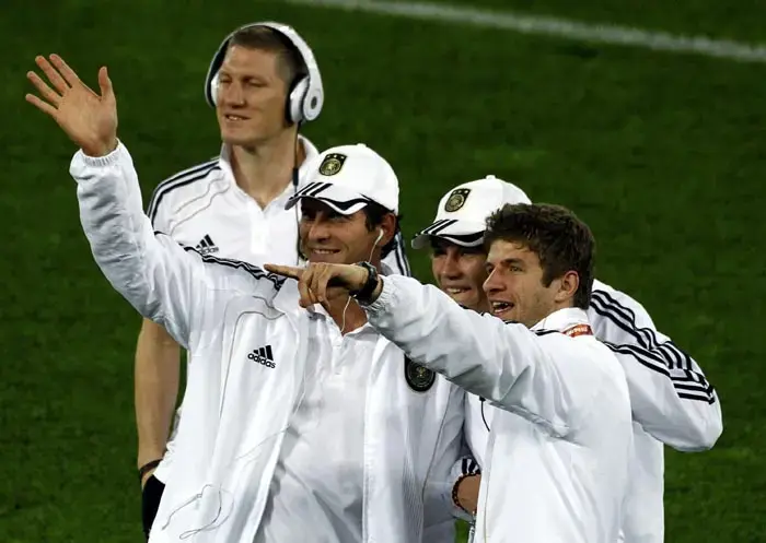 תומאס מולר שחקן נבחרת גרמניה עם חבריו לפני חצי הגמר