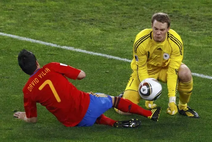 שוער נבחרת גרמניה מנואל נוייר (ימין) מקדים את חלוץ נבחרת ספרד דויד וייה