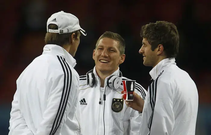 שחקני נבחרת גרמניה תומאס מולר עם בסטיאן שווינשטייגר