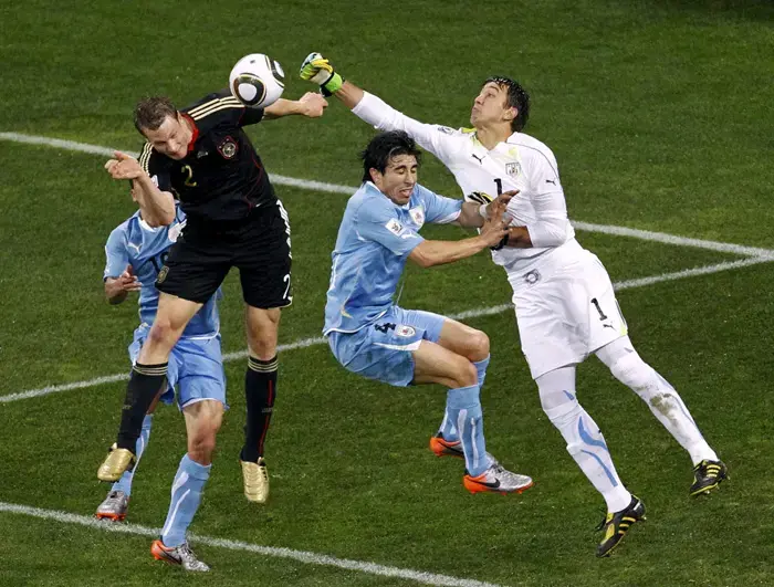 פרננדו מוסלרה שוער נבחרת אורוגוואי מול מרסל יאנסן שחקן נבחרת גרמניה