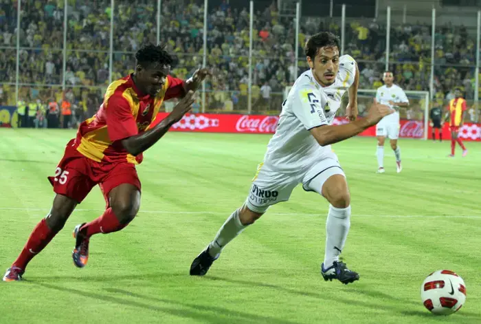 דור מלול שחקן מכבי תל אביב לפני עמנואל סארקי שחקן מ.ס. אשדוד