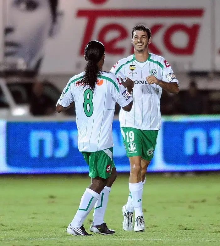 שלומי אזולאי שחקן מכבי חיפה חוגג עם ג'ון קולמה