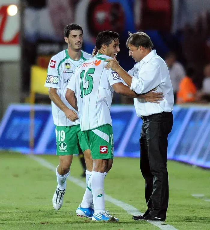 אייל גולסה שחקן מכבי חיפה (שמאל) חוגג עם מאמנו אלישע לוי, שלומי אזולאי