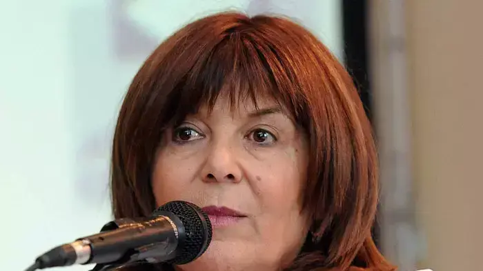 רינה מצליח : מבזק מיוחד: יונית ומיקי נפגשות _ אחרי שהותקף פיזית ברמת השרון, רינה מצליח המשיכה והתקיפה מילולית את אחמד טיבי באולפן פגוש את השאלות האלה לא העסיקו את רינה מצליח שאירחה את חכ טיבי בתוכנית פגוש את העיתונות אחרי התקיפה שעבר, וזיכתה.