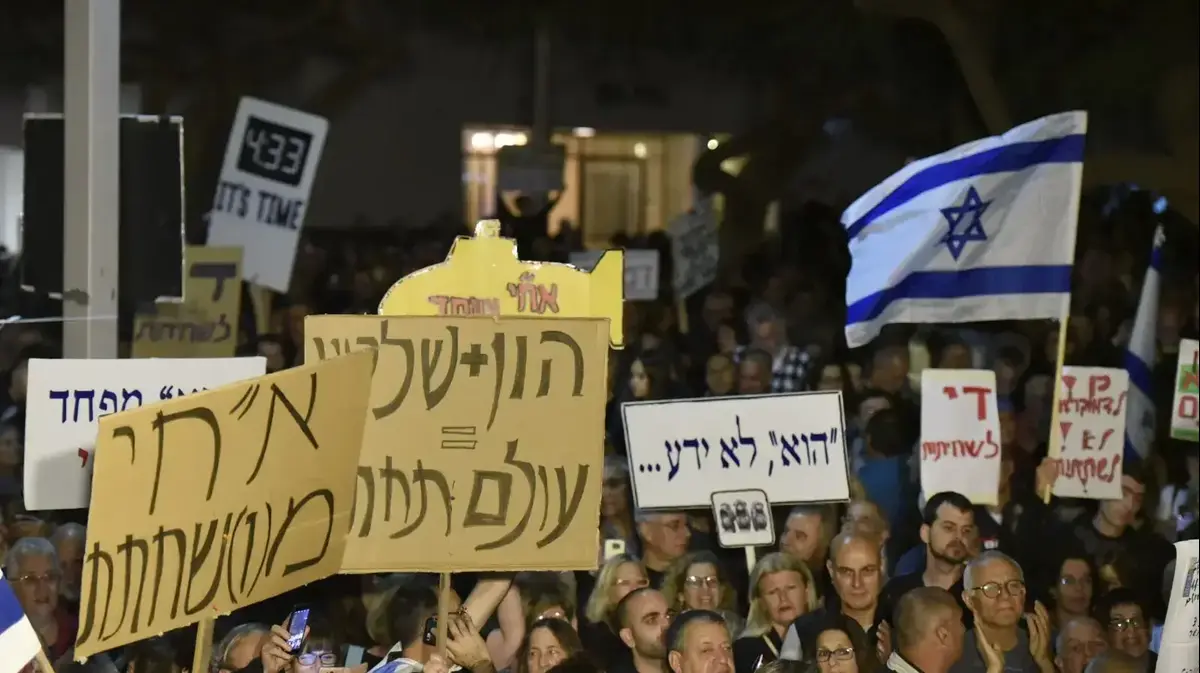 בהפגנות השמאל מרימים שלטים בבלפור: הבן זונה לא יודע .! וזה לא הסתה ? 2518886-46