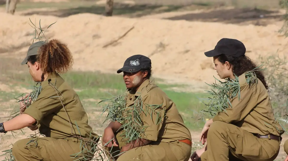 לקבלת המפקדת: כשבנות דתיות יורות במטווח - וואלה! יהדות