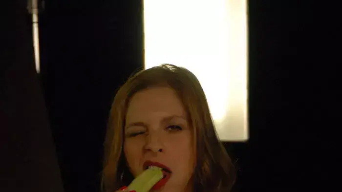 קרן מור ונתי קלוגר חותכות מלפפונים בקמפיין נגד ביטוח לאומי ...