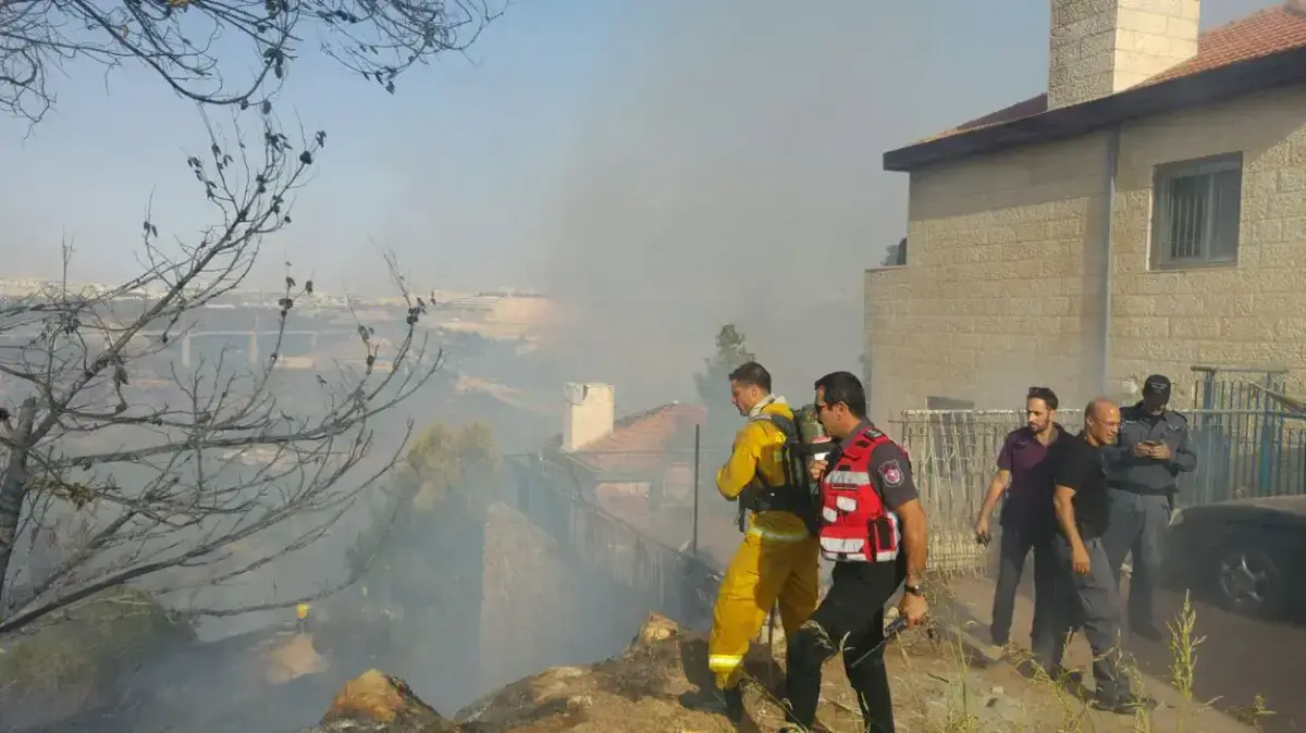 שריפה גדולה פרצה במבשרת ציון; שלושה בתים עלו באש - וואלה ...