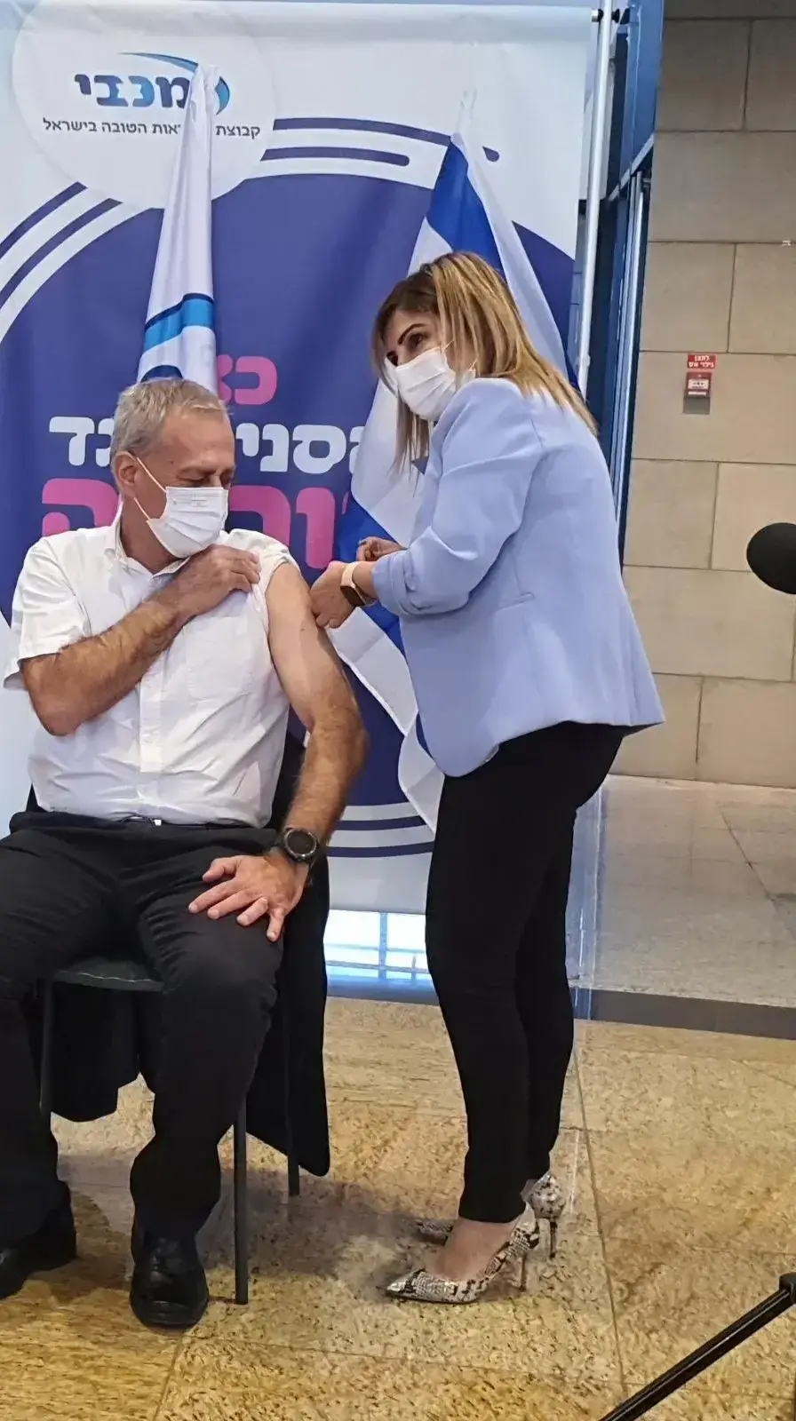 Le commissaire Corona Nachman Ash reçoit une deuxième dose de vaccin corona à l'hôpital Ichilov, Tel Aviv, le 10 décembre 2021
