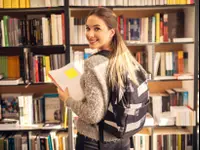 סטודנטית בספרייה (ShutterStock)