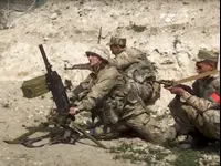 Des soldats azerbaïdjanais lancent du mortier sur les positions du Haut-Karabakh, 27 septembre 2020
