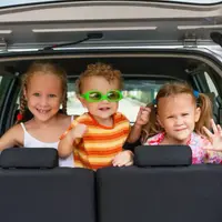 ילדים במושב האחורי של האוטו. ShutterStock