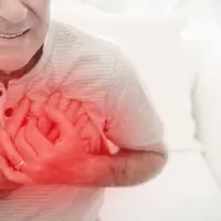 אדם עובר אירוע לבבי (ShutterStock)