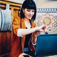 אישה צעירה מביטה בשעונה. ShutterStock