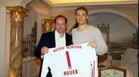 מנואל נוייר מוצג כשחקן באיירן מינכן עם כריסטיאן נרלינגר