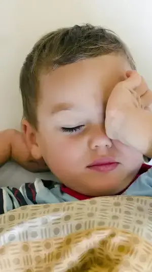 ילד מתעורר. ShutterStock