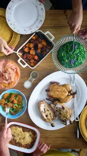 ארוחת החג אצל שי לי ליפא. יח"צ, 