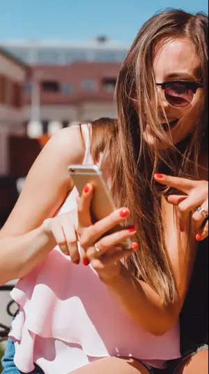 צעירות גולשות בפייסבוק. ShutterStock