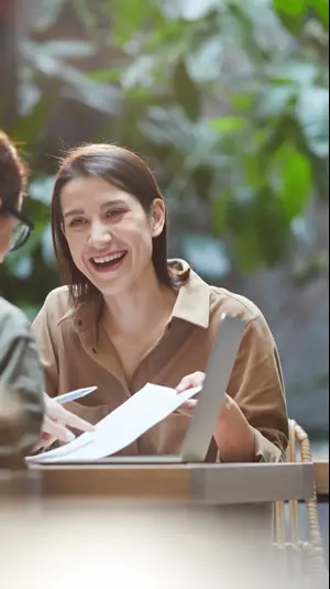 צעירים בפגישה. ShutterStock