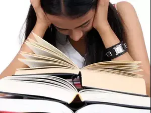 בחורה מתקשה ללמוד