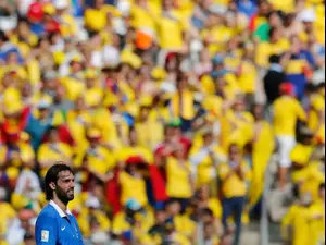 שחקן נבחרת יוון יורגוס סמאראס מול נבחרת קולומביה