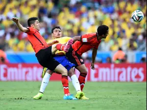 שחקני נבחברת מקסיקו ג'יובאני דוס סנטוס, אוריבה פראלטה מול שחקן נבחרת ברזיל טיאגו סילבה