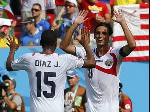 בריאן רואיס שחקן נבחרת קוסטה ריקה חוגג עם ג'וניור דיאס