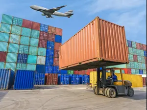 מכולות ומלגזה בנמל