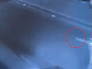 תיעוד חושף: שוטר רודף עם טייזר שלוף אחרי צעירה שאושפזה עם שבר בגולגלת לאחר שנורתה