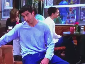 סיפור בדקה ניצבת לועסת קפה חברים. NBC, צילום מסך