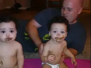 סיפור בדקה 3 זוגות תאומים בשנתיים. אילוסטרציה, מערכת וואלה!